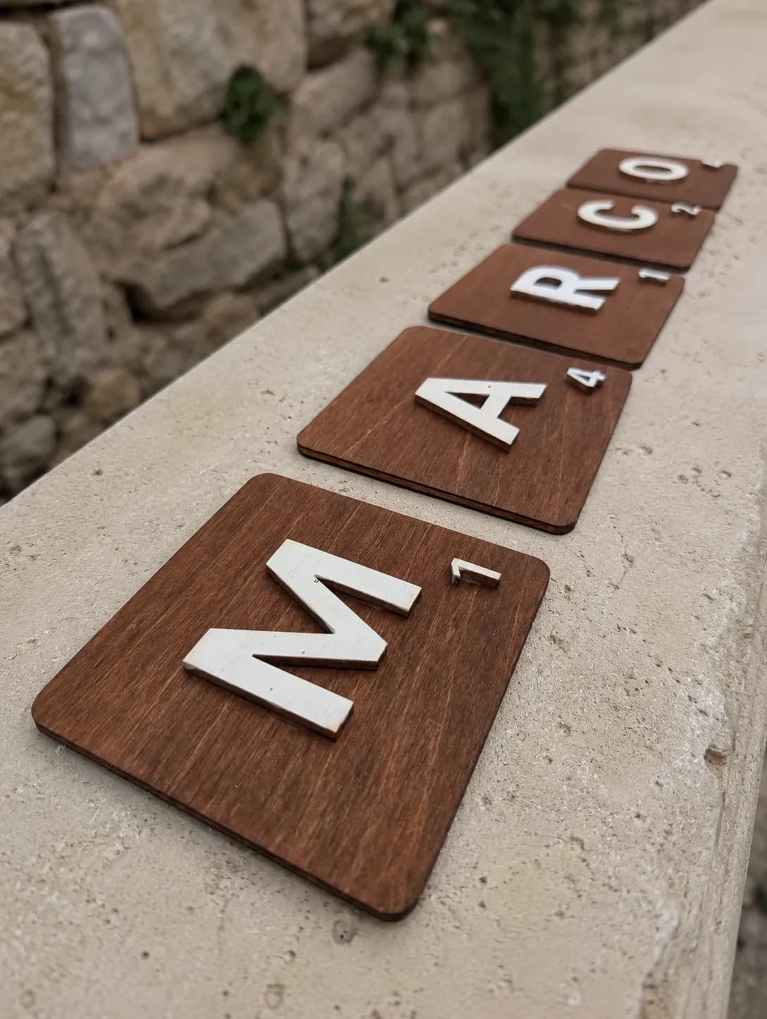 Letra Decorativa Estilo Scrabble em Madeira | Decoração de Parede Personalizada