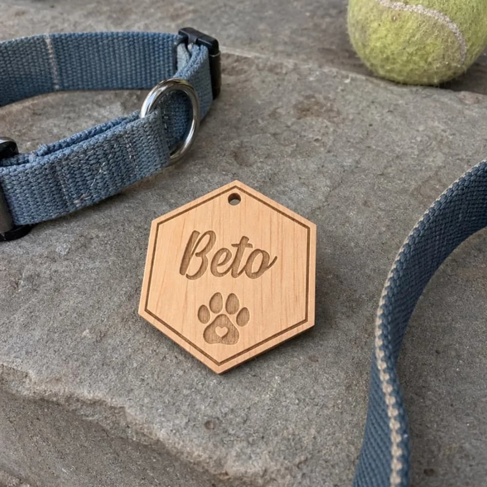 Medalha de Identificação para Coleira em Madeira | Hexágono Personalizado com Nome | Cão e Gato