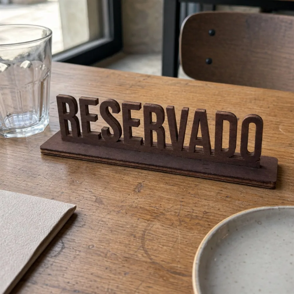 Sinal de Mesa RESERVADO em Madeira | Letras em Relevo com Base | Vários Tamanhos e Tons